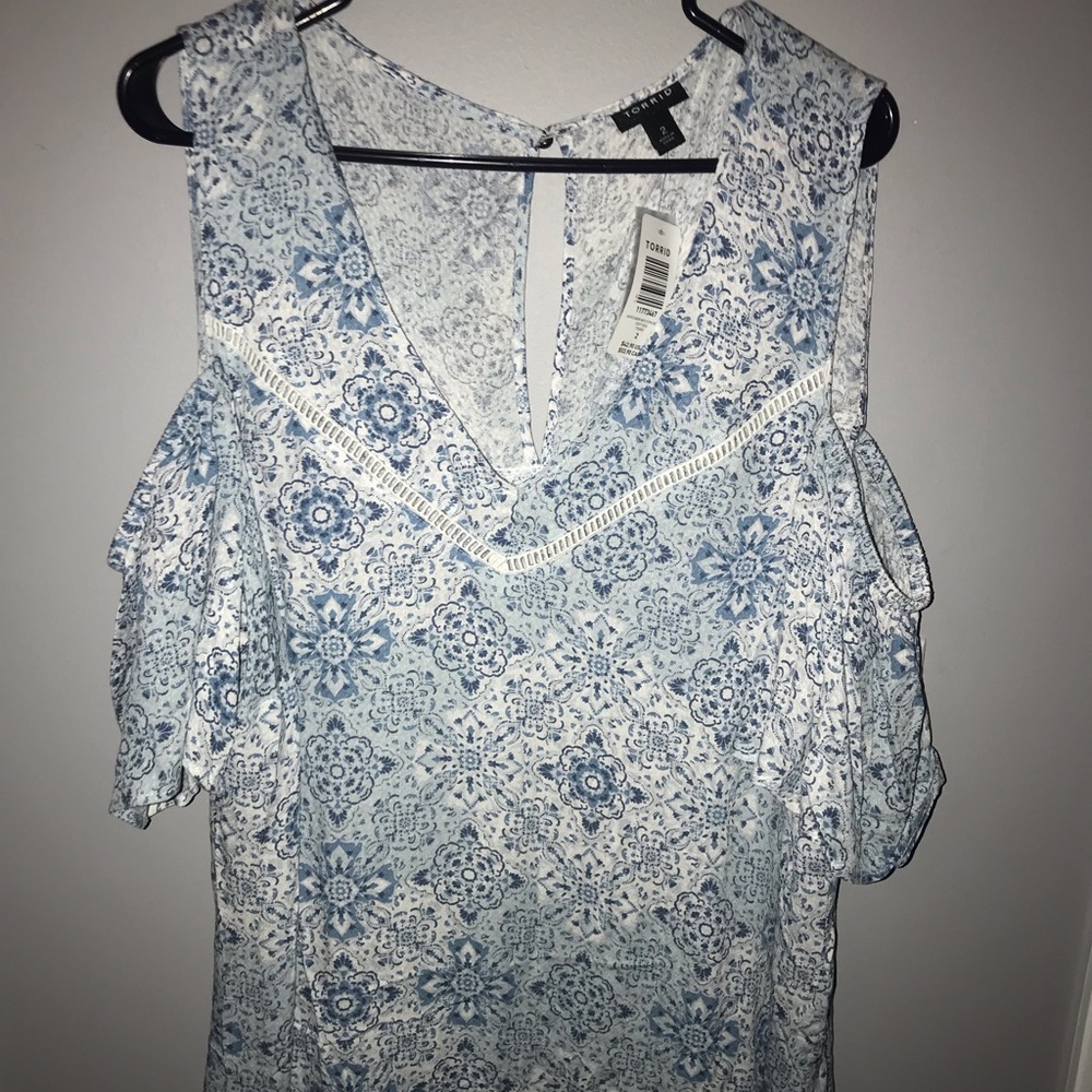 Torrid Cold Shoulder Top. NWT size 2